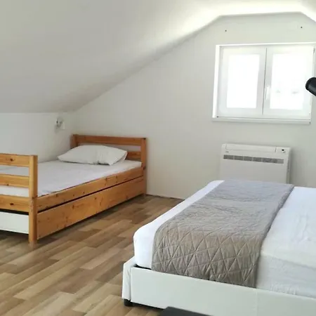 Betina 16607a Apartamento Tisno