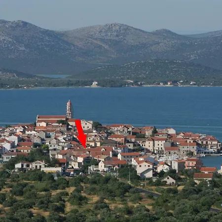 Betina 16607a * Tisno