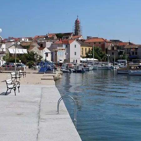 Betina 16607a * Tisno